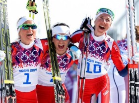 Норвежская лыжница Марит Бьорген на Олимпиаде в Сочи выиграла золото на дистанции 30 км, Йохауг - 2-я, Стейра - 3-я