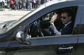 Медведев вручил российским призерам Олимпиады в Сочи ключи от "Мерседесов"