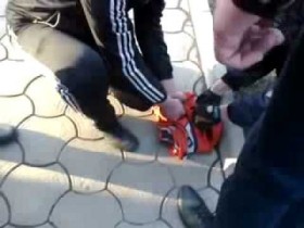Видео: в Донецке пророссийские демонстранты сожгли флаг “Шахтера”