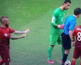 Фото: Мейрелеш показал арбитру средний палец во время матча с Германией 
