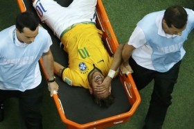 В матче с Колумбией Неймар получил травму поясничного позвонка и больше не сыграет на чемпионате мира-2014 (фото)