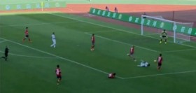 В финале Кубка Китайской футбольной ассоциации был назначен один из самых нелепых пенальти в истории (видео)