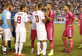 Сейду Кейта отказался от рукопожатия с Пепе перед матчем "Реал" - "Рома", а затем бросил в него бутылку с водой (видео)